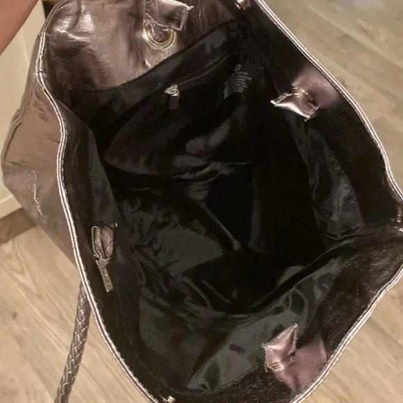 Elizabeth Grant Tote, Fully Lined in Silver with snap closure -NWOT - Picture 6 of 9